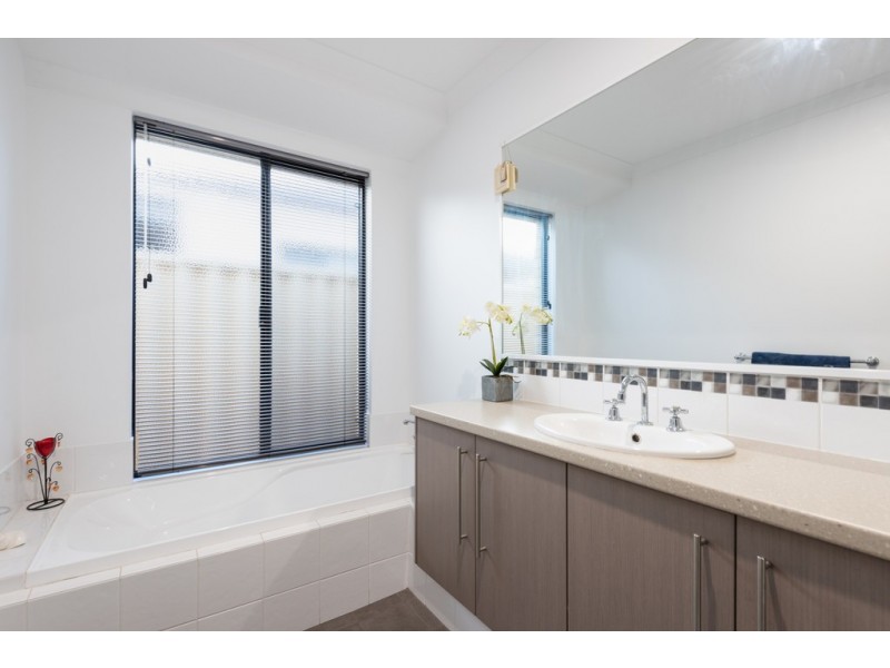 15 Halcyon Way, Atwell WA 6164