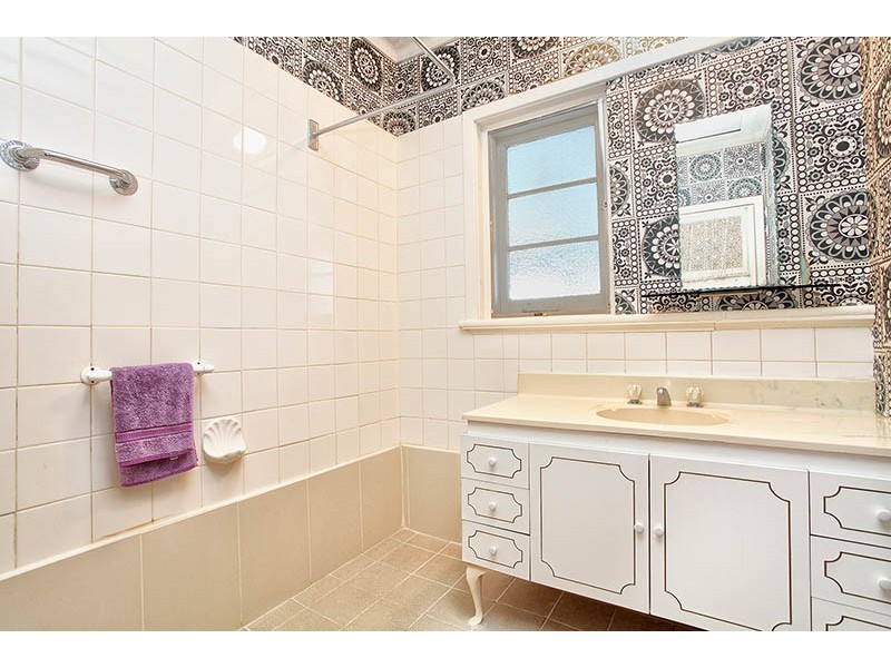 20 Upton Street, St James WA 6102