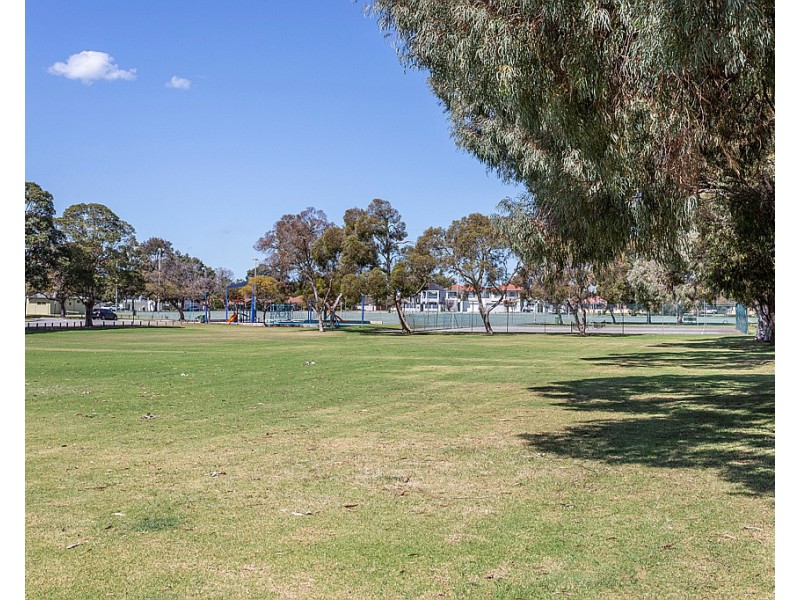 8 Selwyn Place, Rivervale WA 6103