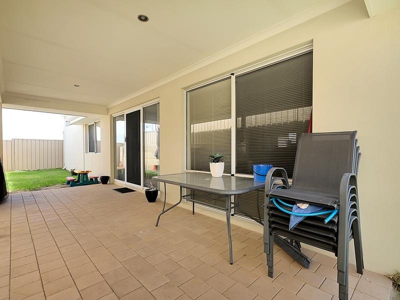15 Abrolhos Close, Two Rocks WA 6037