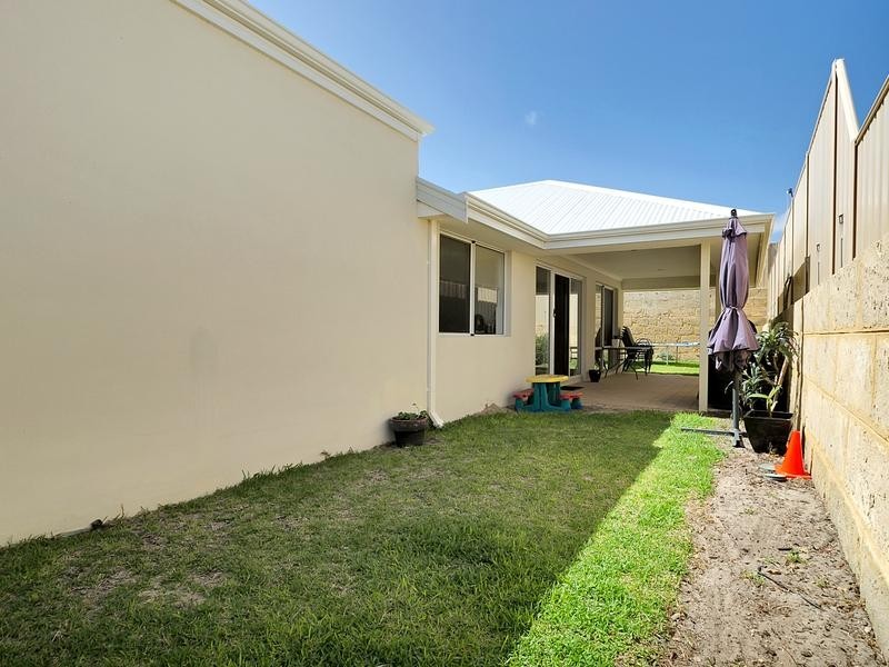 15 Abrolhos Close, Two Rocks WA 6037