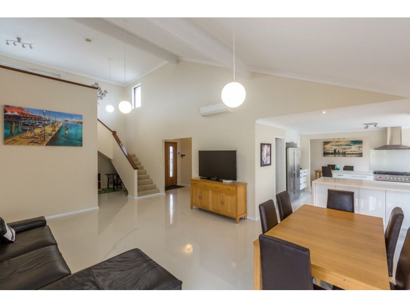 2 CARRON RISE, Hillarys WA 6025