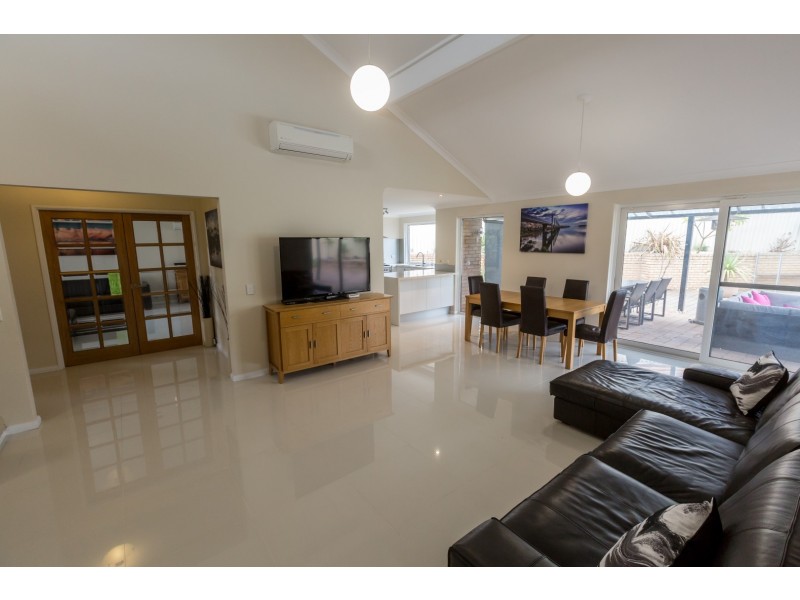 2 CARRON RISE, Hillarys WA 6025