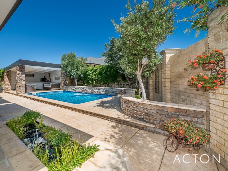 5 KARON ROAD, Iluka WA 6028