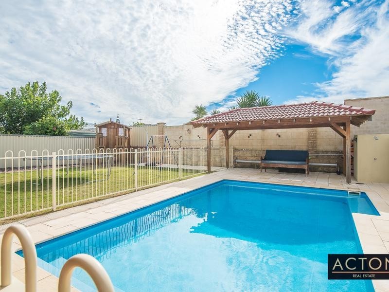 11 Dilkera Place, Quinns Rocks WA 6030