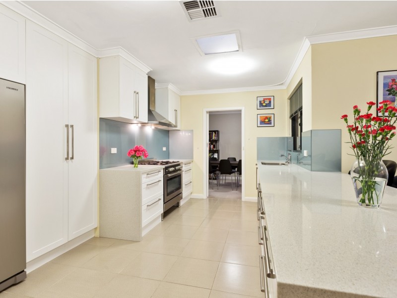 10 Shackleton Ave, Hillarys WA 6025