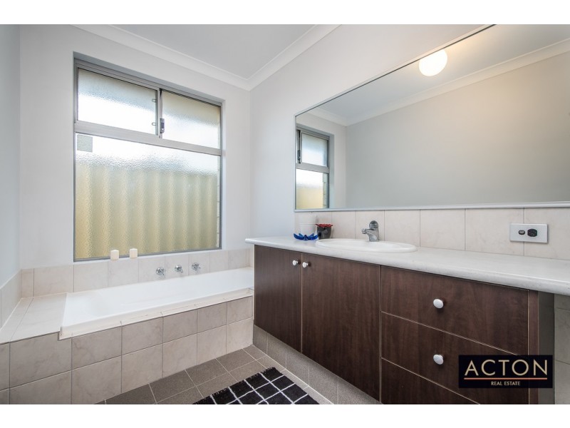 136 Golf Links Drive, Carramar WA 6031