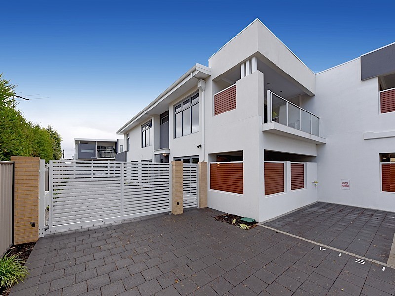 1/10 Pearl Road, Cloverdale WA 6105