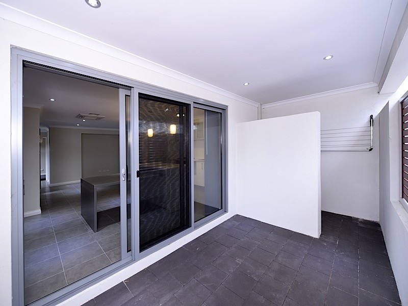 1/10 Pearl Road, Cloverdale WA 6105