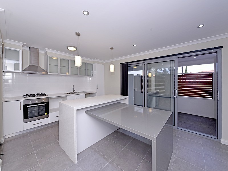 1/10 Pearl Road, Cloverdale WA 6105