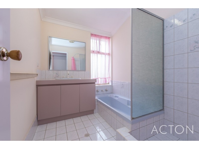 34 Wimbledon Drive, Kingsley WA 6026