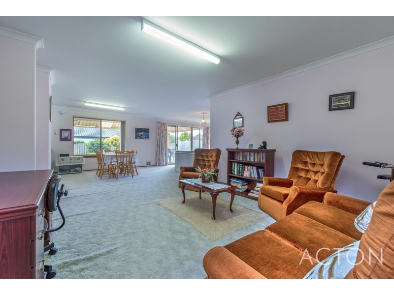 34 Wimbledon Drive, Kingsley WA 6026