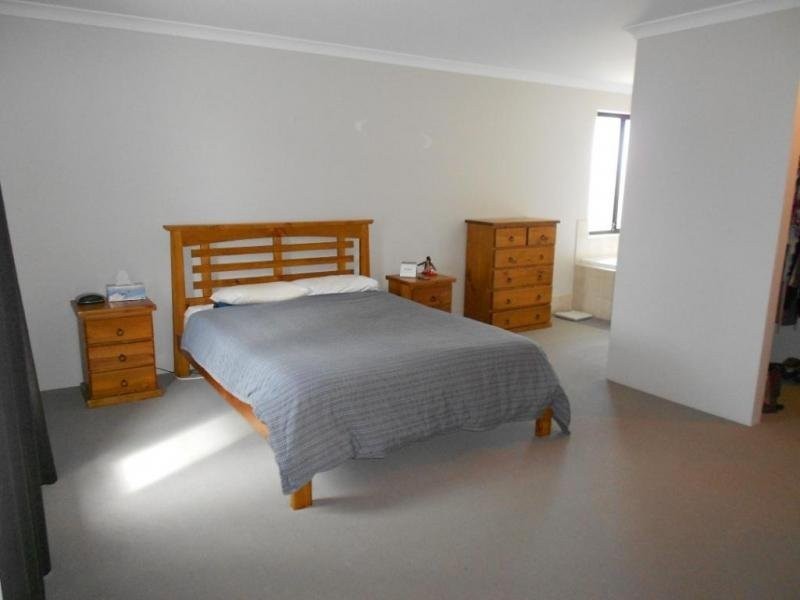 8 Trumpeter Parade, Yanchep WA 6035