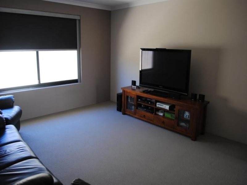 8 Trumpeter Parade, Yanchep WA 6035