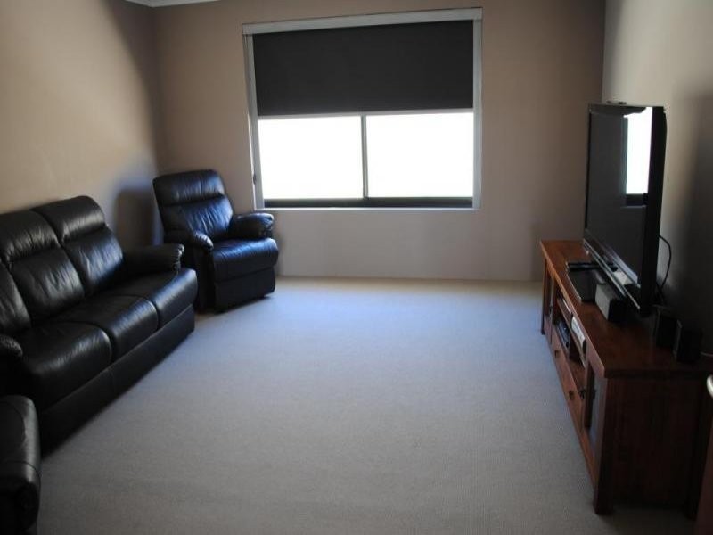 8 Trumpeter Parade, Yanchep WA 6035