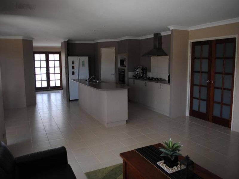 8 Trumpeter Parade, Yanchep WA 6035