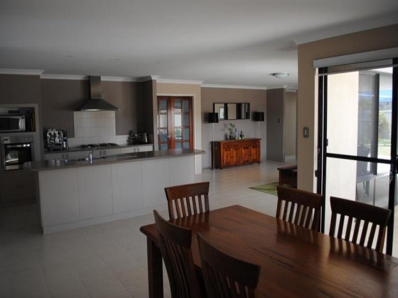 8 Trumpeter Parade, Yanchep WA 6035