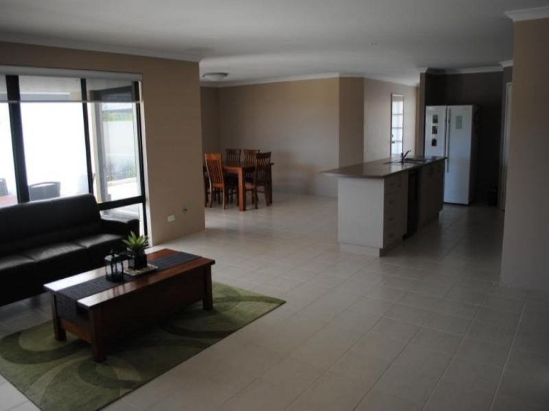 8 Trumpeter Parade, Yanchep WA 6035