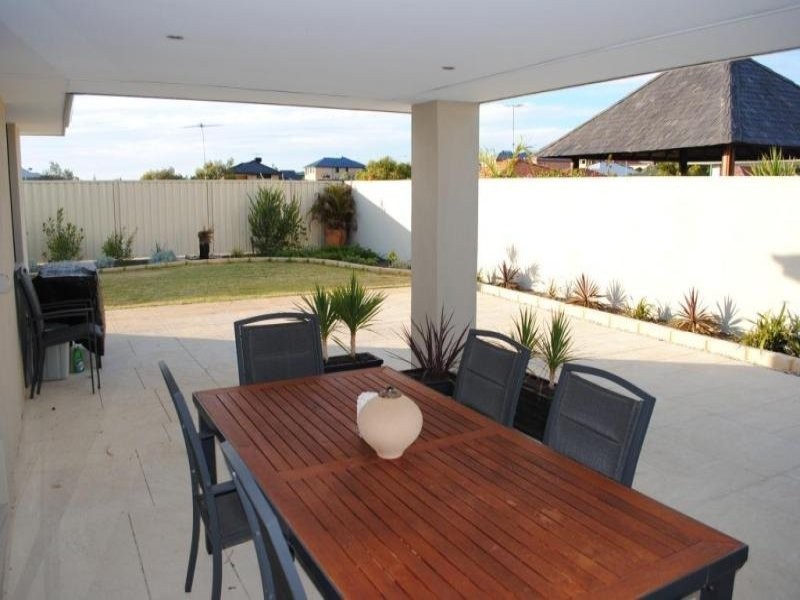 8 Trumpeter Parade, Yanchep WA 6035