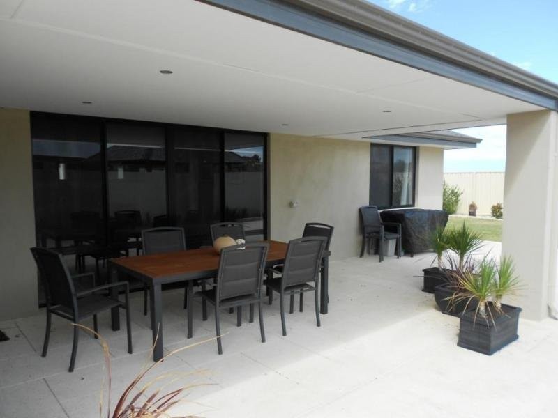 8 Trumpeter Parade, Yanchep WA 6035