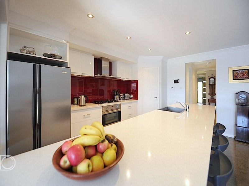 6 Mewstone Cres, North Coogee WA 6163