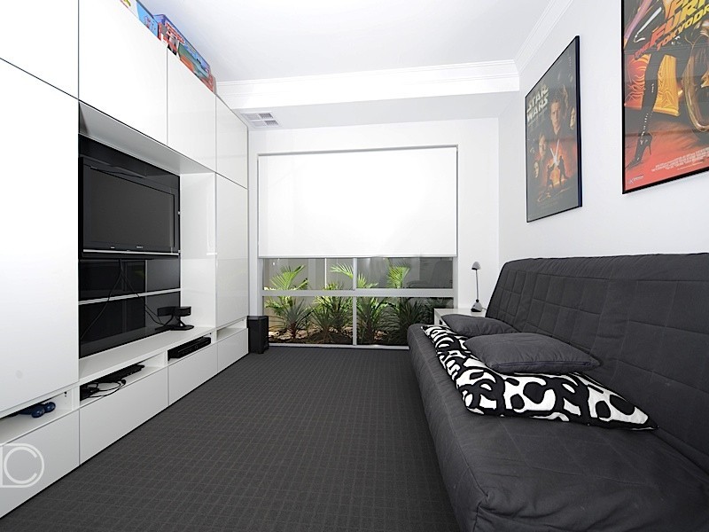 6 Mewstone Cres, North Coogee WA 6163