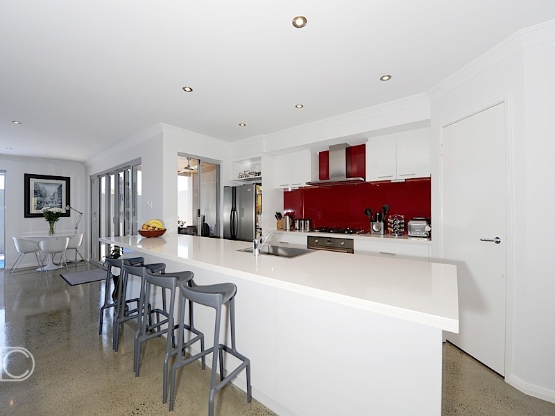 6 Mewstone Cres, North Coogee WA 6163