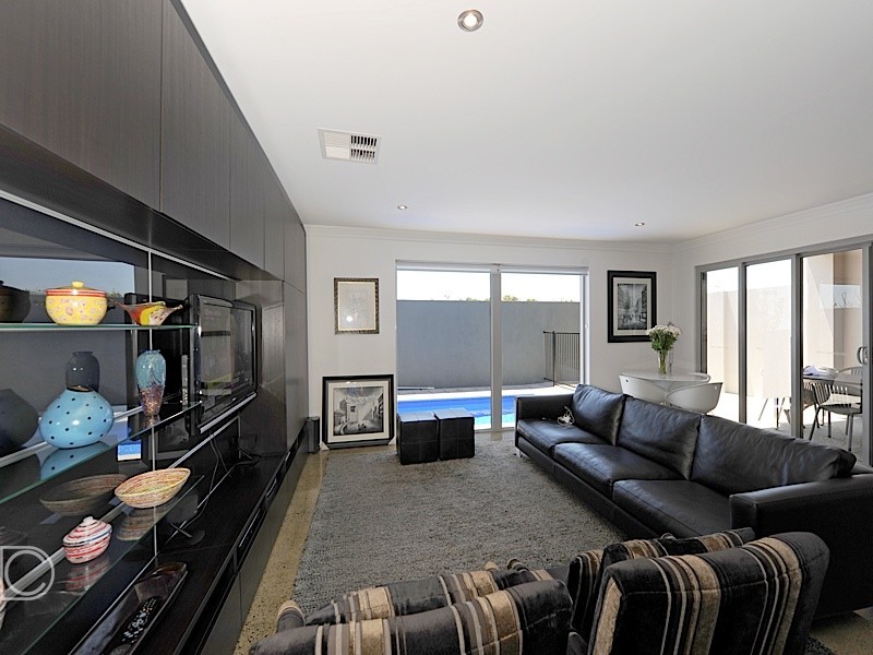 6 Mewstone Cres, North Coogee WA 6163