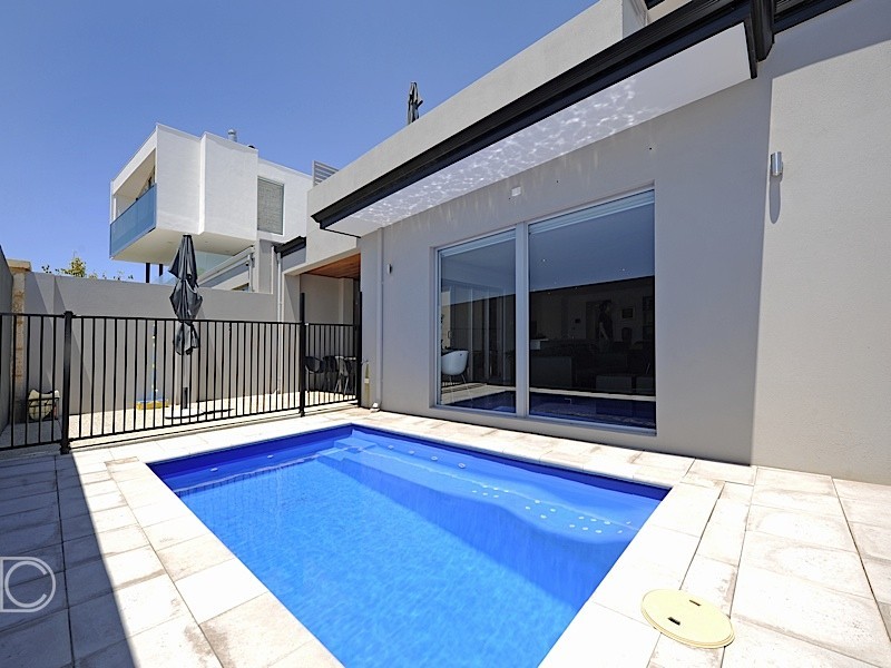 6 Mewstone Cres, North Coogee WA 6163