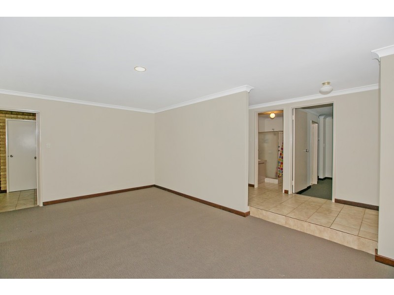 138 Forest Lake Drive, Thornlie WA 6108