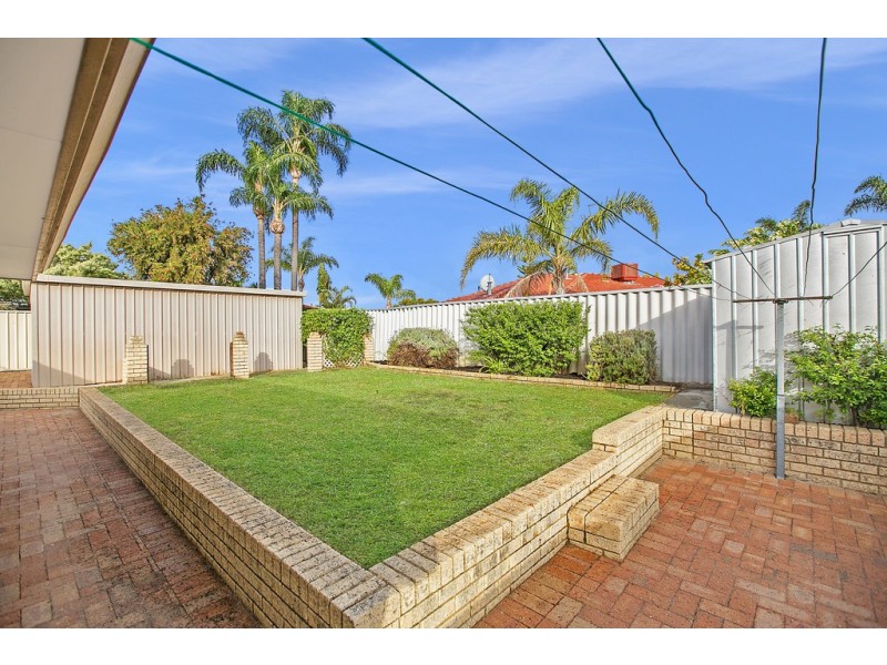 138 Forest Lake Drive, Thornlie WA 6108