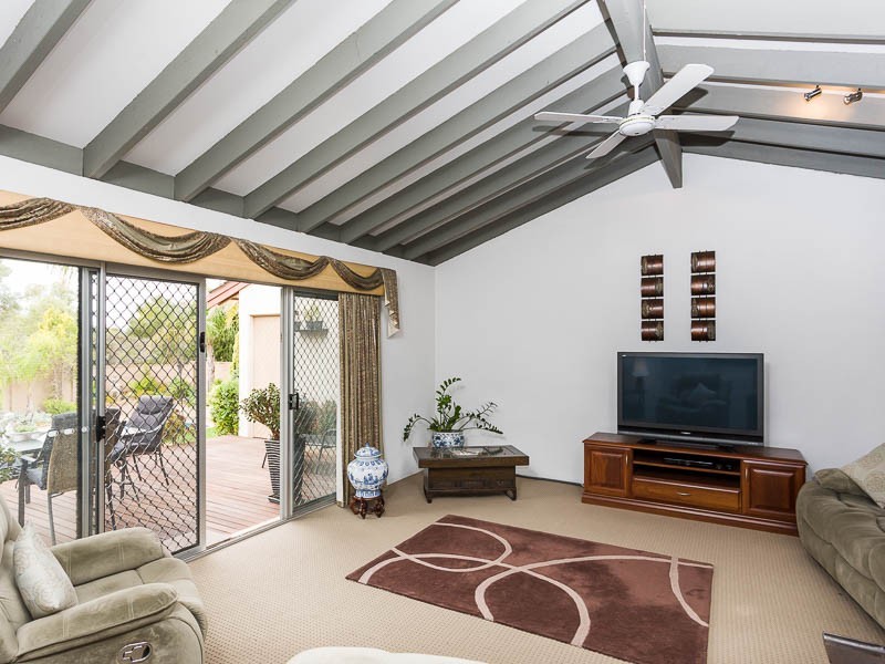 15 Chelmorton Loop, Carine WA 6020