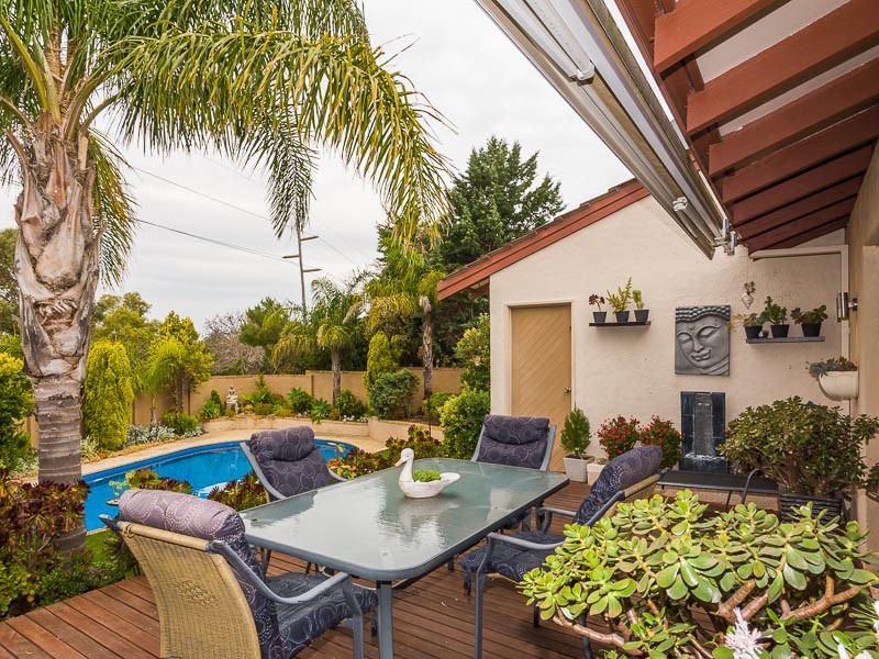 15 Chelmorton Loop, Carine WA 6020