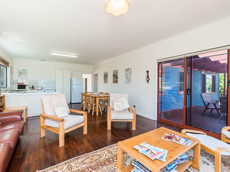 6 Edwards Street, Guilderton WA 6041