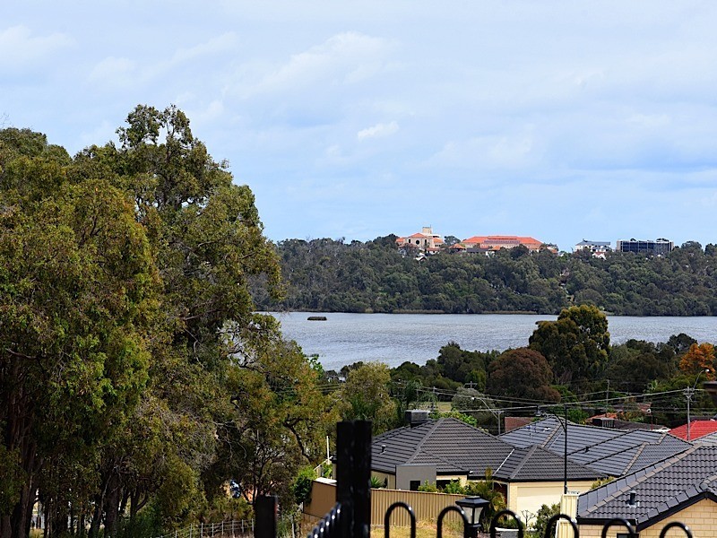 16 Spiccia Way, Sinagra WA 6065