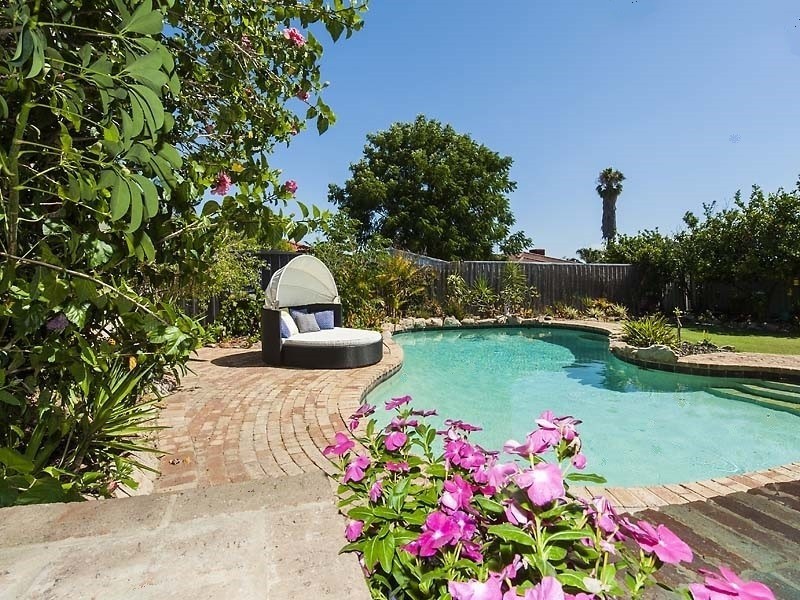 8 Sandgate Way, Marangaroo WA 6064