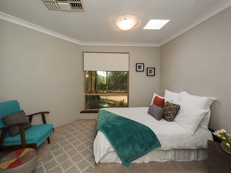 8 Sandgate Way, Marangaroo WA 6064