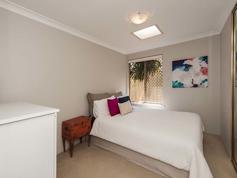 8 Sandgate Way, Marangaroo WA 6064