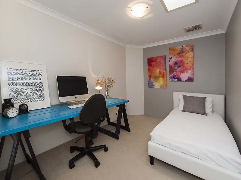 8 Sandgate Way, Marangaroo WA 6064