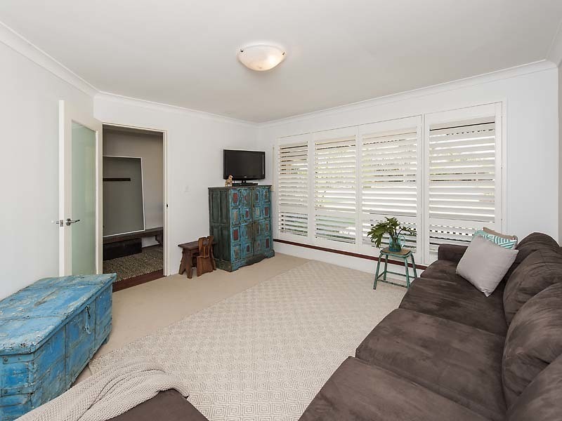 8 Sandgate Way, Marangaroo WA 6064
