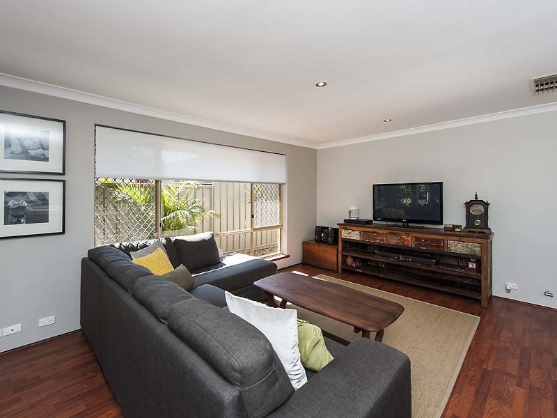 8 Sandgate Way, Marangaroo WA 6064