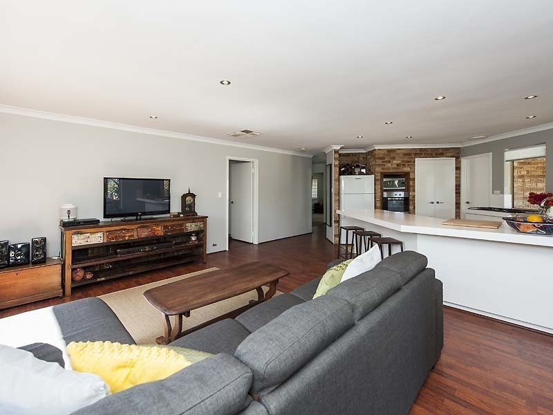 8 Sandgate Way, Marangaroo WA 6064