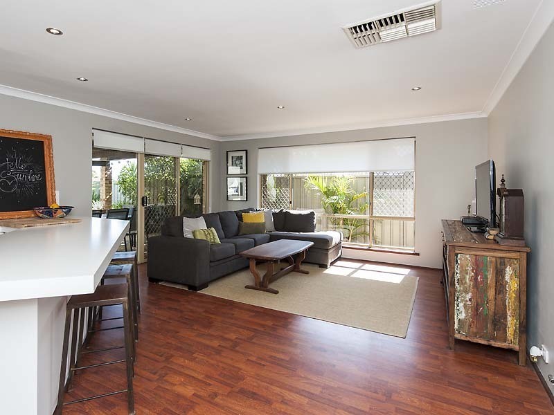 8 Sandgate Way, Marangaroo WA 6064