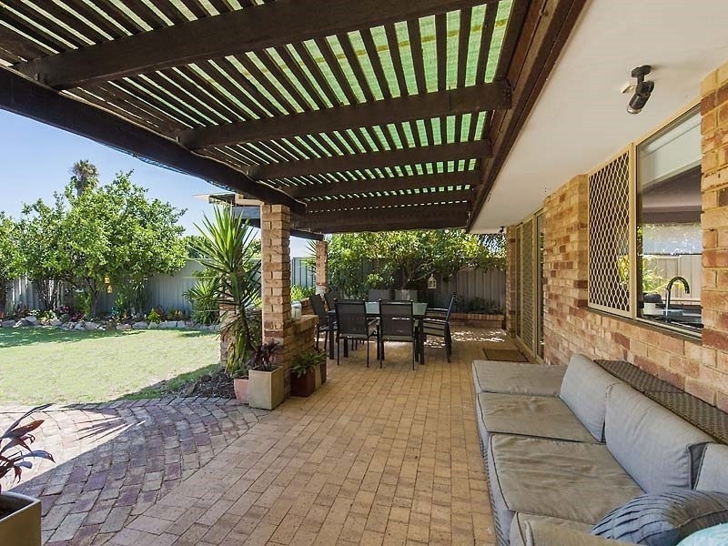 8 Sandgate Way, Marangaroo WA 6064