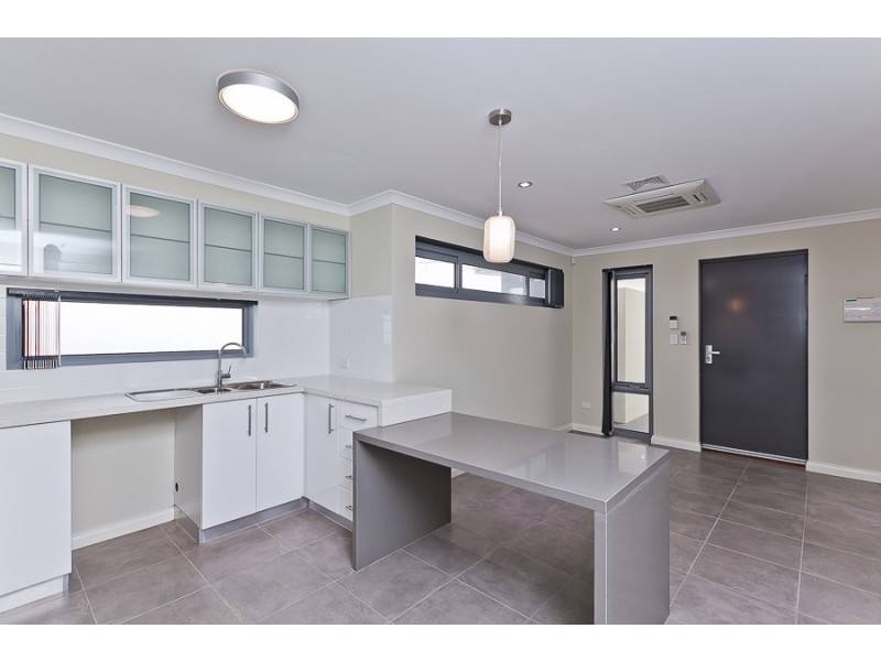 9/10 Pearl Road, Cloverdale WA 6105
