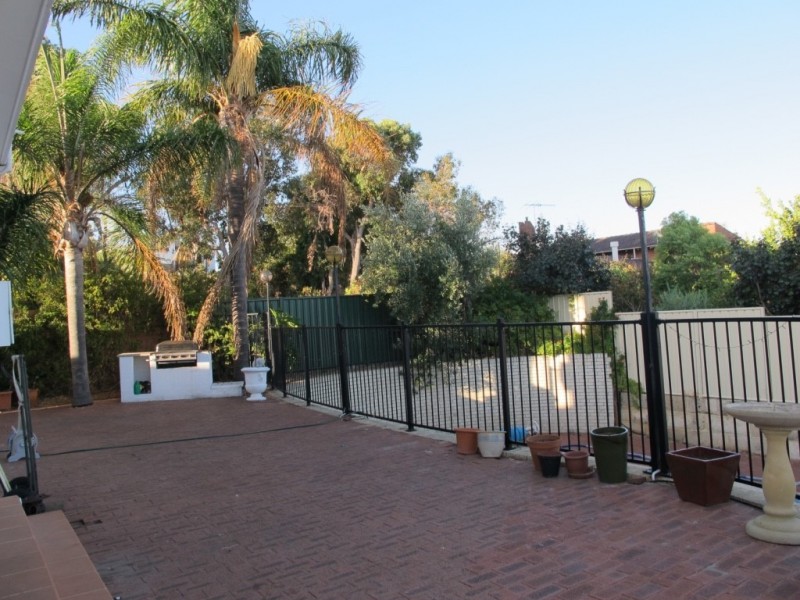 74 Sydenham Rd, Doubleview WA 6018