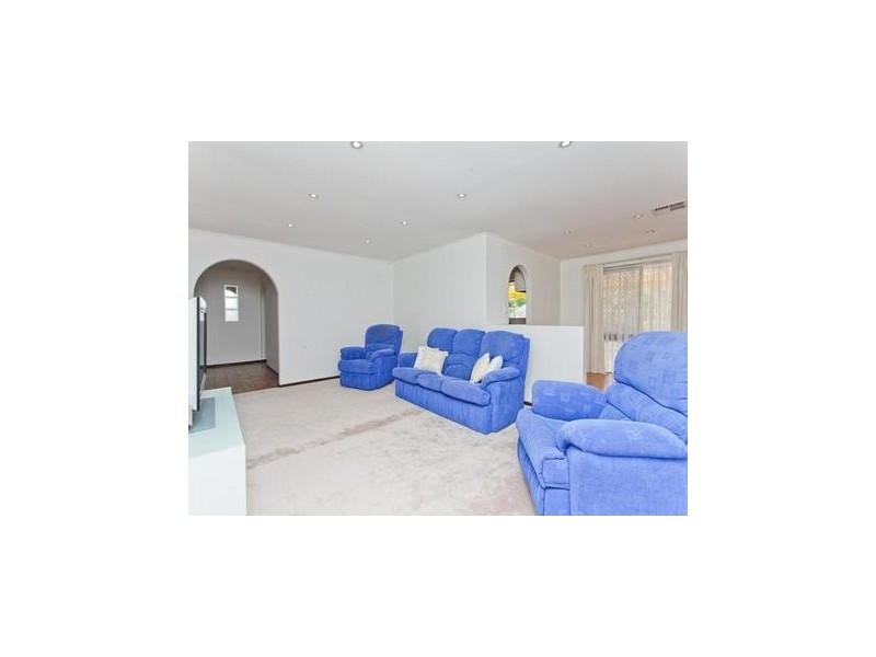 9 Holmesfield Crescent, Carine WA 6020