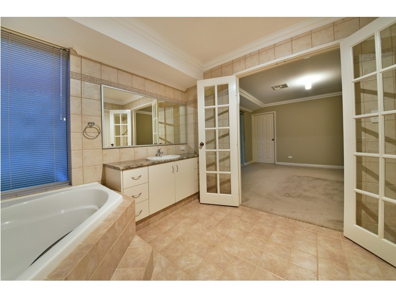 38 Fineview Crescent, Carramar WA 6031