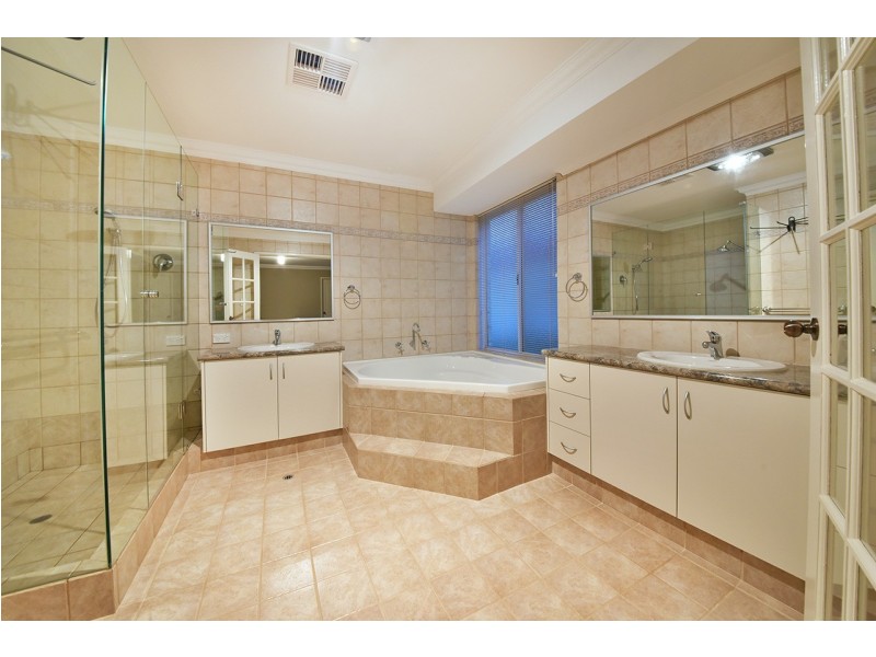 38 Fineview Crescent, Carramar WA 6031