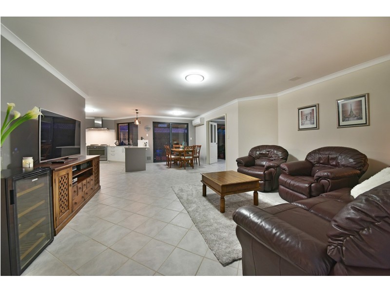 28 Strathalbyn Loop, Carramar WA 6031